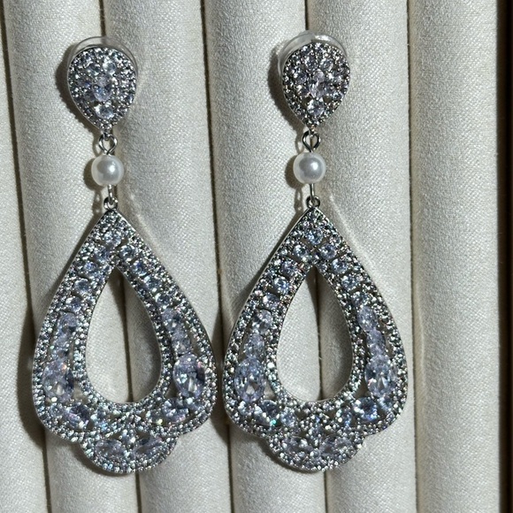 Sparkling Silver Tone Teardrop Dangle Earrings wedding PAGENT Elegant 3134 B - Picture 5 of 12